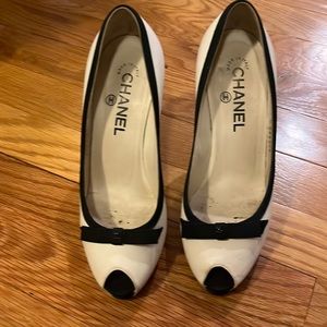 Chanel cream and black, Gross, green ribbon, glossy black fun heel peep toe